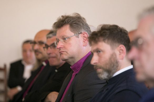 Debata w Ratuszu Głównego Miasta w Gdańsku z udziałem prof. J. Buzka, P. Huelle, bp prof. M. Hintza, prof. S. Kościelaka i Z. Nosowskiego