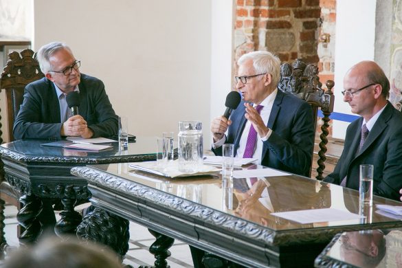 Debata w Ratuszu Głównego Miasta w Gdańsku z udziałem prof. J. Buzka, P. Huelle, bp prof. M. Hintza, prof. S. Kościelaka i Z. Nosowskiego